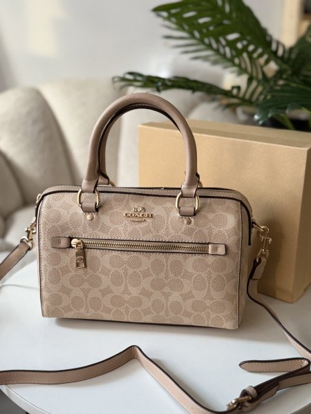 حقيبة كوتش لون بيج حجم كبير